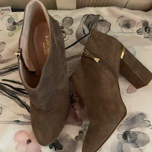 Kate Spade Suede Ankel Boots w/ Gold Accents 31/2" Heel Dark Taupe  size 9 new